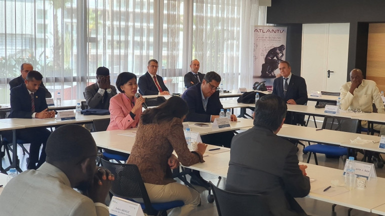 Các đại biểu trao đổi tại Hội thảo. Các đại biểu trao đổi tại Hội thảo.