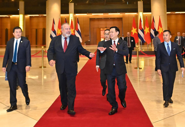 Chủ tịch Quốc hội Vương Đình Huệ tiễn Thủ tướng Cộng hòa Cuba Manuel Marrero Cruz sau khi kết thúc buổi hội kiến.