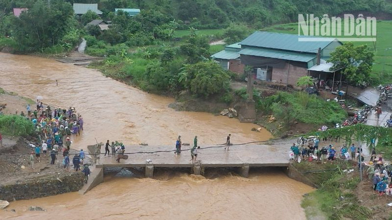 Đoạn đường cấp phối dẫn vào cầu tràn qua suối bản Huổi Mo, xã Chiềng Khương, huyện Sông Mã đã bị nước lũ cuốn trôi.