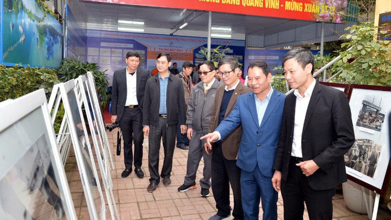 Các đại biểu xem trưng bày.