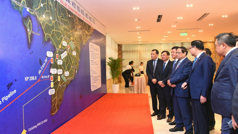 Thủ tướng Phạm Minh Chính nghe giới thiệu về chuỗi dự án khí điện Lô B - Ô Môn. Thủ tướng Phạm Minh Chính nghe giới thiệu về chuỗi dự án khí điện Lô B - Ô Môn.