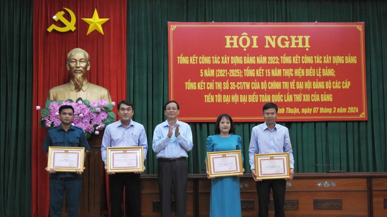 Bí thư Tỉnh ủy Ninh Thuận Nguyễn Đức Thanh trao Bằng khen của Ban chấp hành Đảng bộ tỉnh cho 4 tập thể đạt tiêu chuẩn hoàn thành xuất sắc nhiệm vụ tiêu biểu 5 năm (2019-2023)