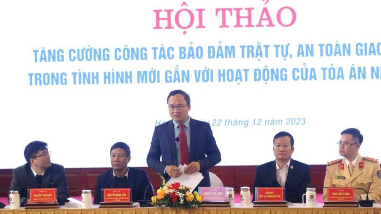 Tiến sĩ Khuất Việt Hùng, Phó Chủ tịch chuyên trách Ủy ban An toàn giao thông quốc gia (đứng giữa) phát biểu. Tiến sĩ Khuất Việt Hùng, Phó Chủ tịch chuyên trách Ủy ban An toàn giao thông quốc gia (đứng giữa) phát biểu.