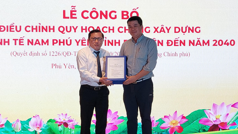 Đại diện Bộ Xây dựng trao đồ án quy hoạch chung cho ông Nguyễn Xuân Hùng, Trưởng Ban Quản lý Khu kinh tế Phú Yên. Đại diện Bộ Xây dựng trao đồ án quy hoạch chung cho ông Nguyễn Xuân Hùng, Trưởng Ban Quản lý Khu kinh tế Phú Yên.