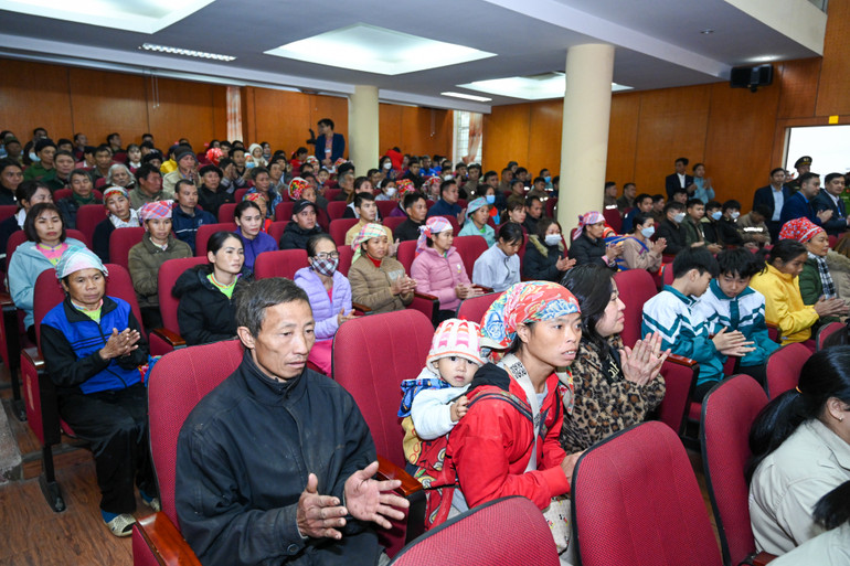 Đông đảo bà con đồng bào dân tộc thiểu số, gia đình chính sách dự chương trình. (Ảnh: Duy Linh) Đông đảo bà con đồng bào dân tộc thiểu số, gia đình chính sách dự chương trình. (Ảnh: Duy Linh)