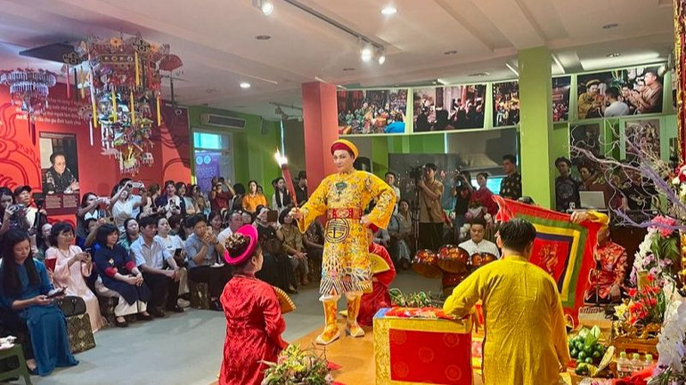 Nghệ nhân Nguyễn Đức Hiển thực hiện giá hầu ông Hoàng Mười.