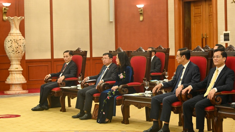 Trưởng Ban Đối ngoại Trung ương Lê Hoài Trung, Chủ nhiệm Ủy ban Đối ngoại Quốc hội Vũ Hải Hà, Phó Chánh Văn phòng Thường trực Văn phòng Trung ương Đảng Lâm Thị Phương Thanh và các đại biểu dự buổi tiếp.