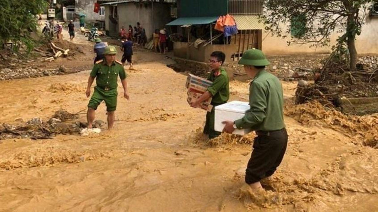 Tổ chức tiếp tế lương thực cho những hộ dân gặp khó khăn do bị cô lập bởi mưa lớn tắc đường.