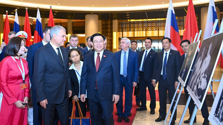 Chủ tịch Quốc hội Vương Đình Huệ và Chủ tịch Duma Quốc gia Quốc hội Liên bang Nga Vyacheslav Viktorovich Volodin xem trưng bày ảnh về quan hệ hai nước Việt Nam-Nga. Chủ tịch Quốc hội Vương Đình Huệ và Chủ tịch Duma Quốc gia Quốc hội Liên bang Nga Vyacheslav Viktorovich Volodin xem trưng bày ảnh về quan hệ hai nước Việt Nam-Nga.