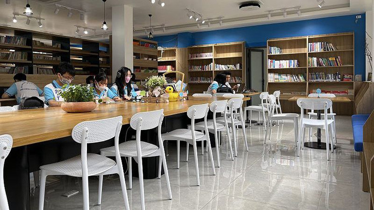 Một góc thư viện Trường phổ thông Năng khiếu (Đại học Quốc gia Thành phố Hồ Chí Minh).