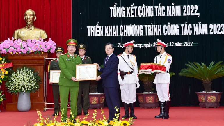 Đồng chí Nguyễn Văn Sơn, Chủ tịch UBND tỉnh Tuyên Quang tặng Bằng khen cho các tập thể, cá nhân.