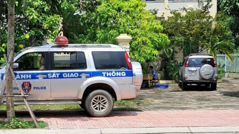 Các lực lượng chức năng tiến hành khám xét nơi làm việc của các đối tượng bị khởi tố, bắt tạm giam tại Đội Quản lý thị trường số 2.