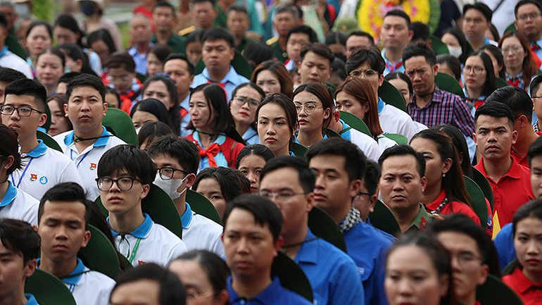 Đại biểu Hành trình dành phút mặc niệm tại Nghĩa trang Liệt sĩ quốc gia A1.