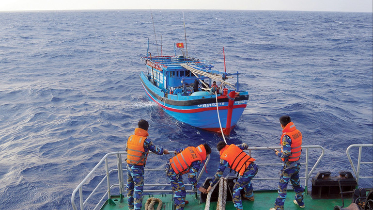 Cứu tàu cá gặp nạn trên vùng biển Trường Sa.