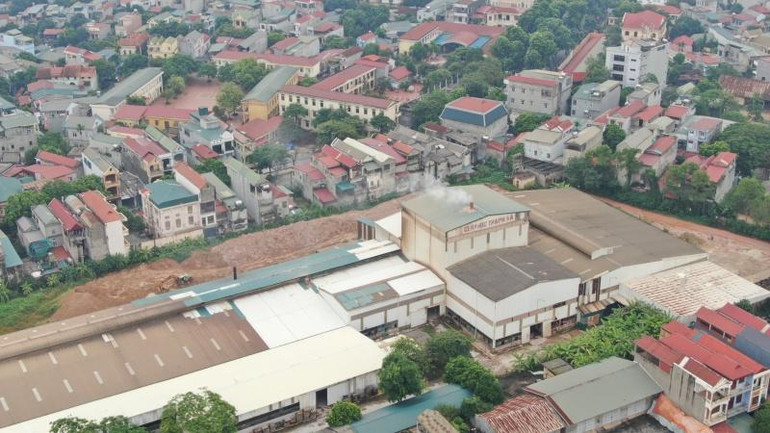 Nhà máy gốm sứ Thanh Hà nằm lọt thỏm giữa khu dân cư đông đúc.