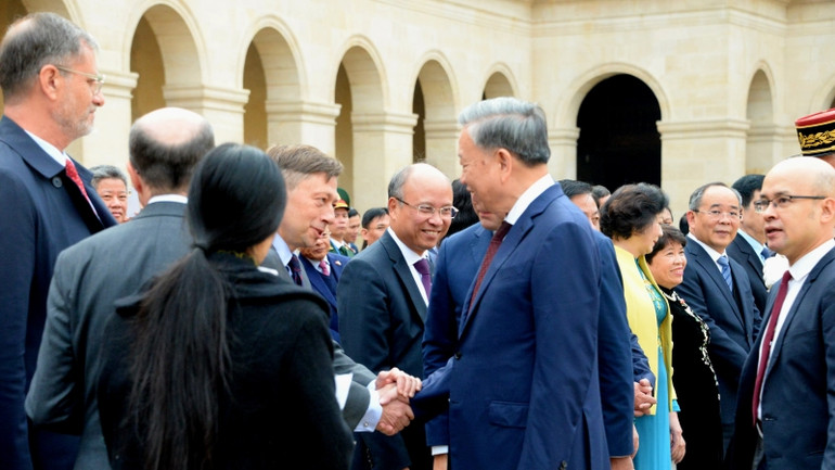 Lễ đón chính thức Tổng Bí thư, Chủ tịch nước Tô Lâm cùng Đoàn đại biểu cấp cao Việt Nam thăm chính thức Cộng hòa Pháp diễn ra trọng thể tại Điện Invalides, thủ đô Paris.