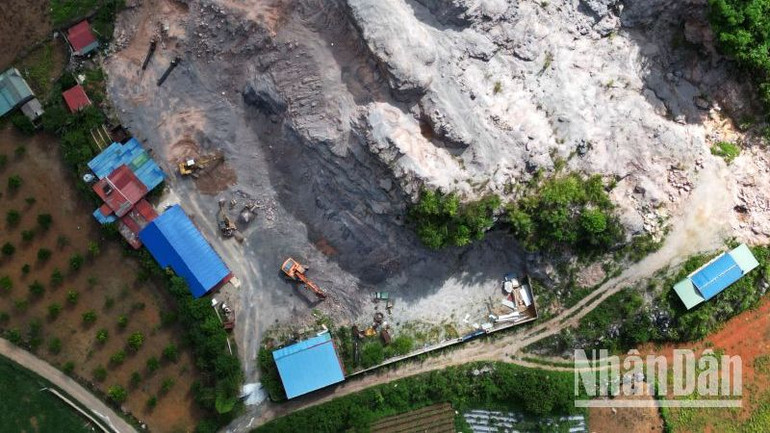 Máy móc ngang nhiên khai thác khoáng sản trái phép tại xóm Bó Cang.