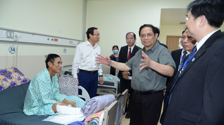 Thủ tướng Phạm Minh Chính thăm hỏi, tặng quà động viên các bệnh nhân đang điều trị tại Bệnh viện Ung bướu Thành phố Hồ Chí Minh (cơ sở 2).