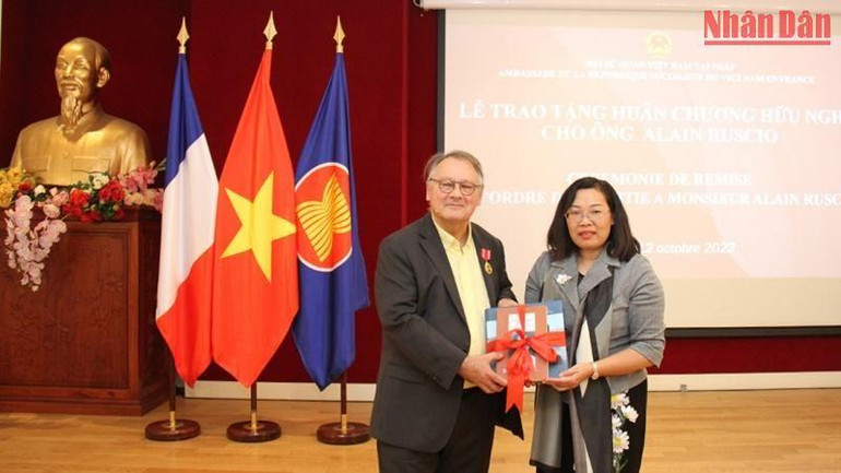 Phó Giám đốc, Phó Tổng Biên tập Phạm Thị Thinh tặng sách của Nhà xuất bản Chính trị quốc gia Sự thật cho ông Alain Ruscio. (Ảnh: Khải Hoàn)