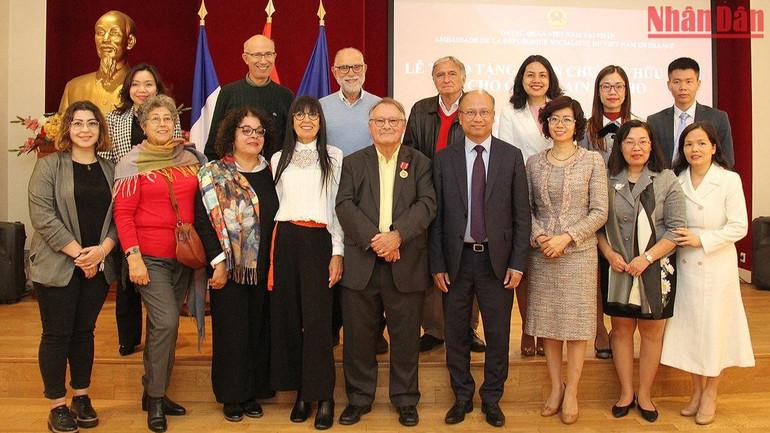 Nhà sử học Alain Ruscio chụp ảnh lưu niệm với các đại biểu, người thân và bạn bè tại lễ trao tặng. (Ảnh: Khải Hoàn)