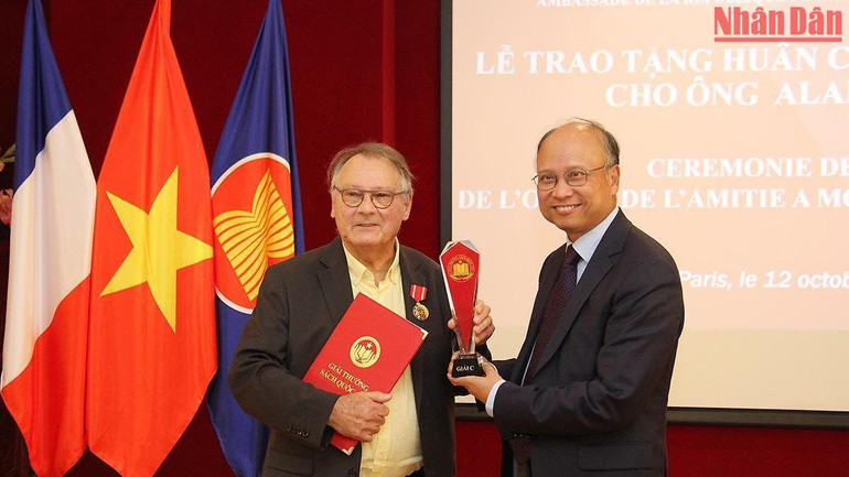 Nhà sử học Alain Rusion nhận Giải C Giải thưởng Sách quốc gia 2022. (Ảnh: Khải Hoàn)