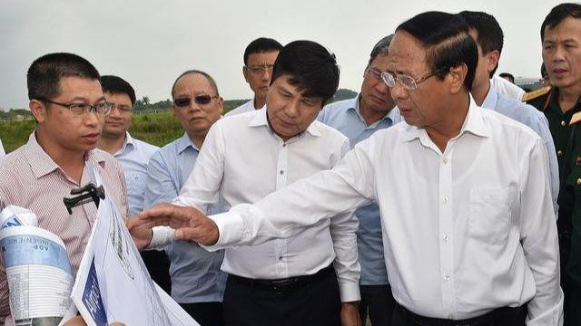 Phó Thủ tướng đã đi thị sát khu vực phía bắc Cảng Hàng không quốc tế Nội Bài. (Ảnh: VGP)