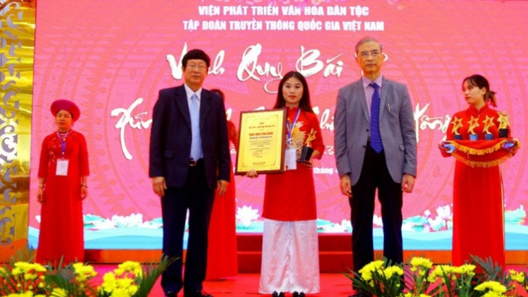 Các đồng chí Bùi Thế Đức, nguyên Phó Trưởng Ban Tuyên giáo Trung ương và Phó Chủ nhiệm Văn phòng Quốc hội Nguyễn Mạnh Hùng trao tặng bảng vinh danh.
