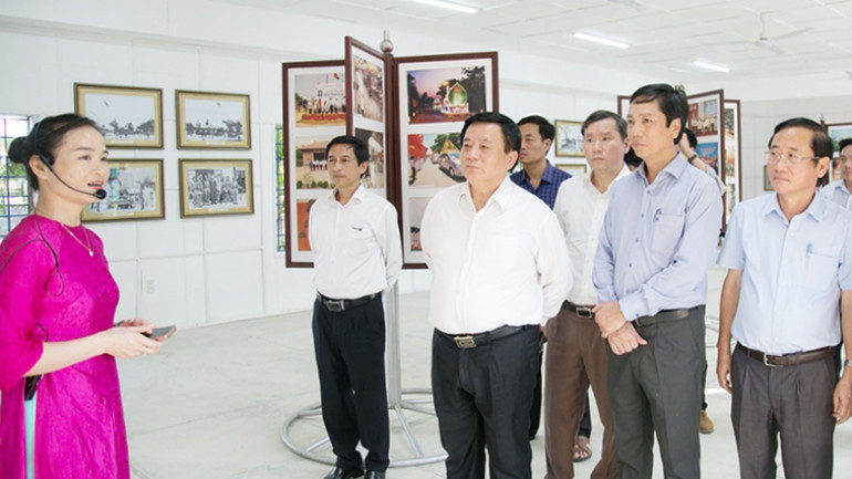 Đồng chí Nguyễn Xuân Thắng cùng đoàn công tác, lãnh đạo tỉnh Quảng Trị thăm Di tích Trụ sở Chính phủ Cách mạng lâm thời Cộng hòa miền nam Việt Nam tại huyện Cam Lộ.