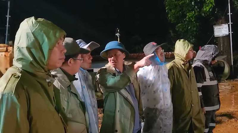 Lãnh đạo tỉnh Lâm Đồng chỉ đạo công tác cứu hộ, cứu nạn tại hiện trường.