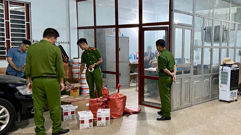 Khám xét nơi làm việc của Nguyễn Văn Sáu và Nguyễn Thị Hoa.