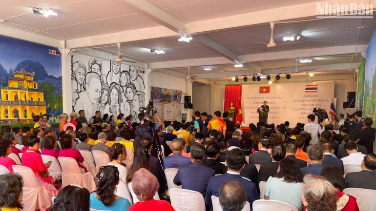 Chủ tịch Quốc hội Vương Đình Huệ phát biểu trước đông đảo đại diện cộng đồng kiều bào từ nhiều tỉnh, thành phố tại Thái Lan.