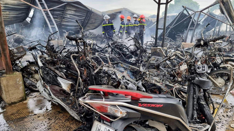 Thống kê sơ bộ có khoảng 250 xe máy các loại của cán bộ, công nhân công ty may bị thiêu rụi.