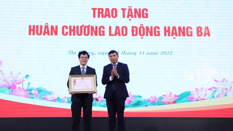 PGS, TS Lê Văn Huy, Phó Hiệu trưởng Trường đại học Kinh tế đón nhận Huân chương Lao động hạng Ba.