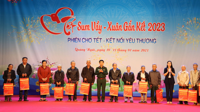 Đại tướng Phan Văn Giang và Bí thư Tỉnh ủy Quảng Ngãi Bùi Thị Quỳnh Vân tặng quà Tết cho các gia đình chính sách tại chương trình “Tết sum vầy-Xuân gắn kết”.