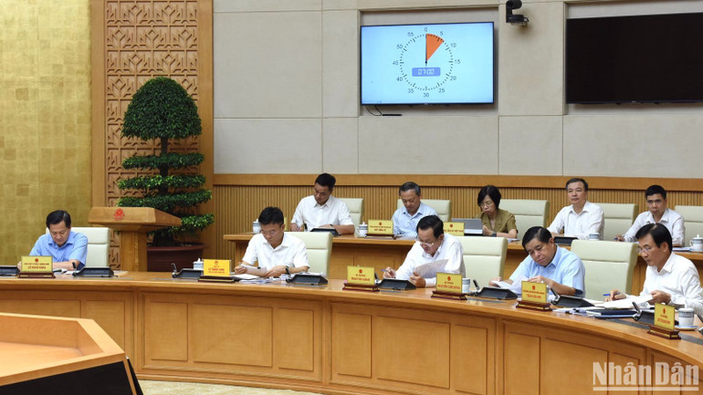 Lãnh đạo Chính phủ, các bộ, ngành tham dự phiên họp.