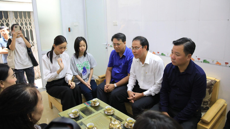 Đoàn công tác của Ủy ban Mặt trận Tổ quốc Việt Nam Thành phố Hồ Chí Minh tới thăm hỏi, động viên các nạn nhân vụ cháy.