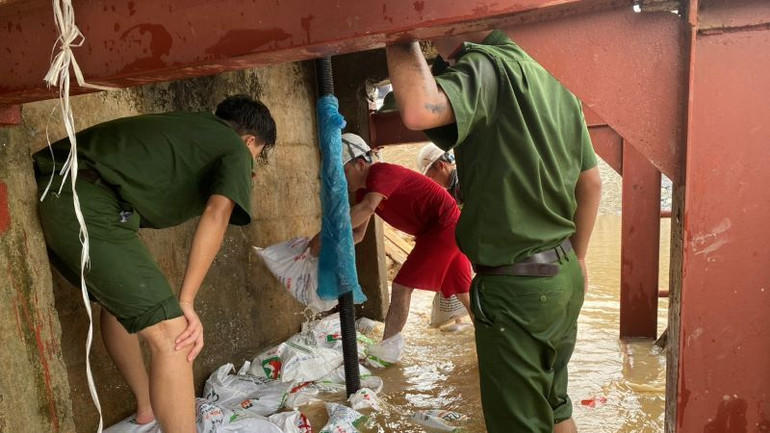 Công an huyện Phù Cừ phối hợp với chính quyền và nhân dân xã Tống Trân, huyện Phù Cừ, tỉnh Hưng Yên đắp đập chống tràn tại khu vực cống xả Võng Phan, xã Tống Trân.