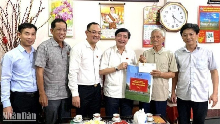 Nhân kỷ niệm 76 năm Ngày Thương binh-Liệt sĩ (27/7), đồng chí Bùi Văn Cường và Đoàn công tác đã đến thăm, tặng quà cho ông Nguyễn Cường, gia đình liệt sĩ, trú tại thành phố PleiKu, tỉnh Gia Lai.