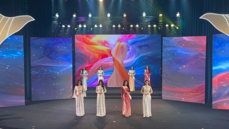 Các thí sinh tham dự phần thi áo dài.