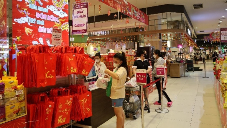 Không khí người dân đi mua sắm Tết tại AEON. Không khí người dân đi mua sắm Tết tại AEON.