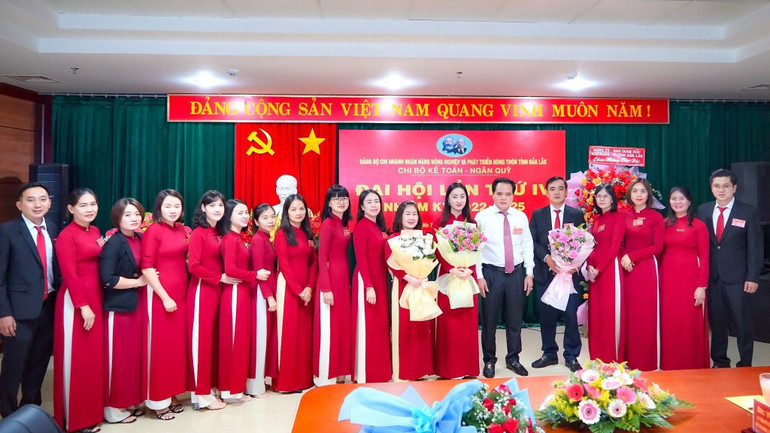 Lãnh đạo Đảng ủy Agribank tỉnh Đắk Lắk tặng hoa chúc mừng Chi bộ Kế toán-Ngân quỹ tổ chức Đại hội lần thứ IV, nhiệm kỳ 2022 -2025 thành công tốt đẹp.