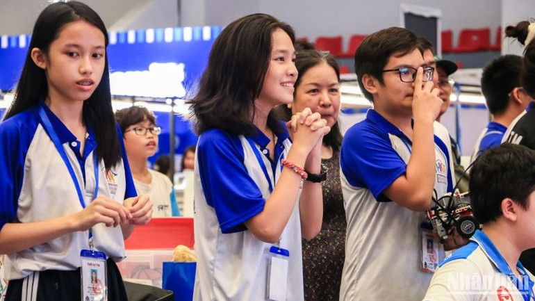 Các thí sinh hồi hộp chờ tên đội mình được xuất hiện trên màn hình led.