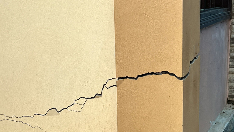 Sạt lở làm tường nhà của người dân bị nứt toác. Sạt lở làm tường nhà của người dân bị nứt toác.