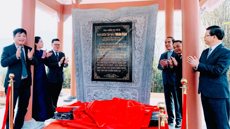 Lãnh đạo Báo Nhân Dân và tỉnh Tuyên Quang cắt băng khánh thành Nhà bia di tích tại thôn Khuôn Điển, xã Kim Quan, huyện Yên Sơn, tỉnh Tuyên Quang.