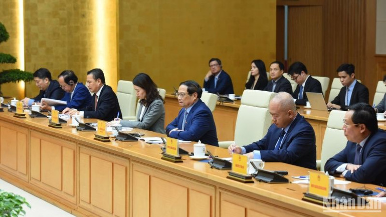 Thủ tướng Phạm Minh Chính và đại diện lãnh đạo các bộ, ban, ngành của Chính phủ Việt Nam tham dự buổi tiếp.