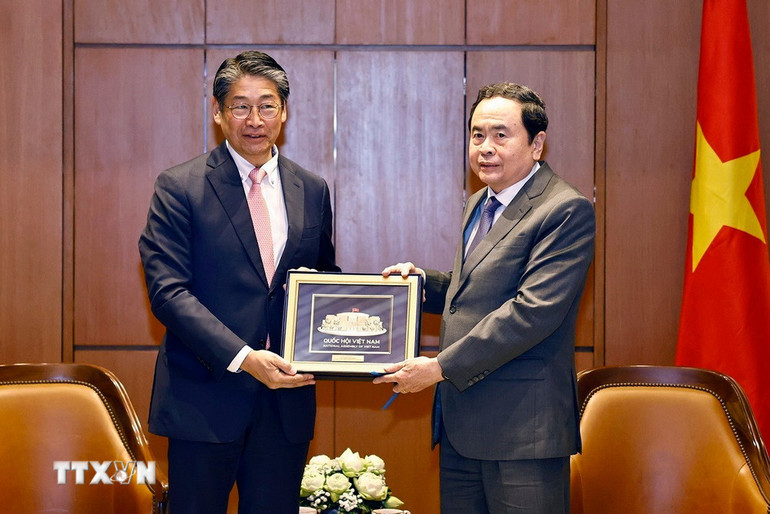 Chủ tịch Quốc hội Trần Thanh Mẫn tặng quà lưu niệm Đại sứ Nhật Bản tại Việt Nam Ito Naoki. (Ảnh: Doãn Tấn/TTXVN)