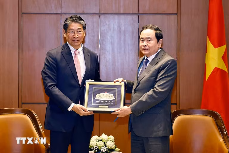 Chủ tịch Quốc hội Trần Thanh Mẫn tặng quà lưu niệm Đại sứ Nhật Bản tại Việt Nam Ito Naoki. (Ảnh: Doãn Tấn/TTXVN) Chủ tịch Quốc hội Trần Thanh Mẫn tặng quà lưu niệm Đại sứ Nhật Bản tại Việt Nam Ito Naoki. (Ảnh: Doãn Tấn/TTXVN)