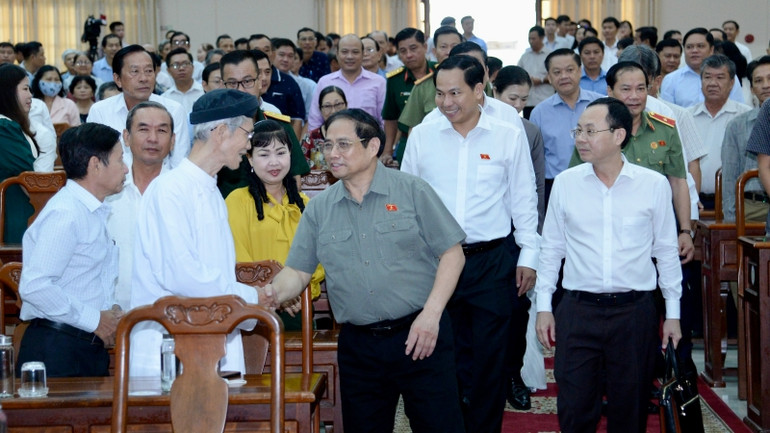Thủ tướng Phạm Minh Chính với bà con cử tri thành phố Cần Thơ. Thủ tướng Phạm Minh Chính với bà con cử tri thành phố Cần Thơ.