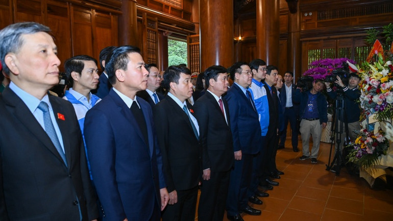 Chủ tịch Quốc hội Vương Đình Huệ và các đại biểu tưởng niệm Chủ tịch Hồ Chí Minh. (Ảnh: DUY LINH) Chủ tịch Quốc hội Vương Đình Huệ và các đại biểu tưởng niệm Chủ tịch Hồ Chí Minh. (Ảnh: DUY LINH)