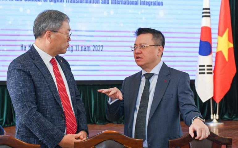 Tổng Biên tập Báo Nhân Dân Lê Quốc Minh trao đổi với Giám đốc quốc gia KOICA Việt nam Cho Han-Deog tại buổi Hội thảo.